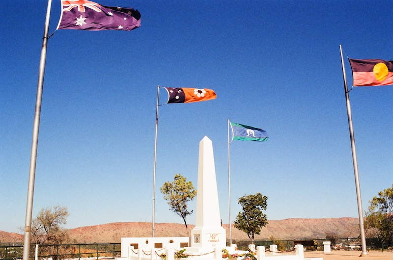 澳洲心處的黯紅大漠 — 在愛麗斯泉Anzac Hill銘記歷史
